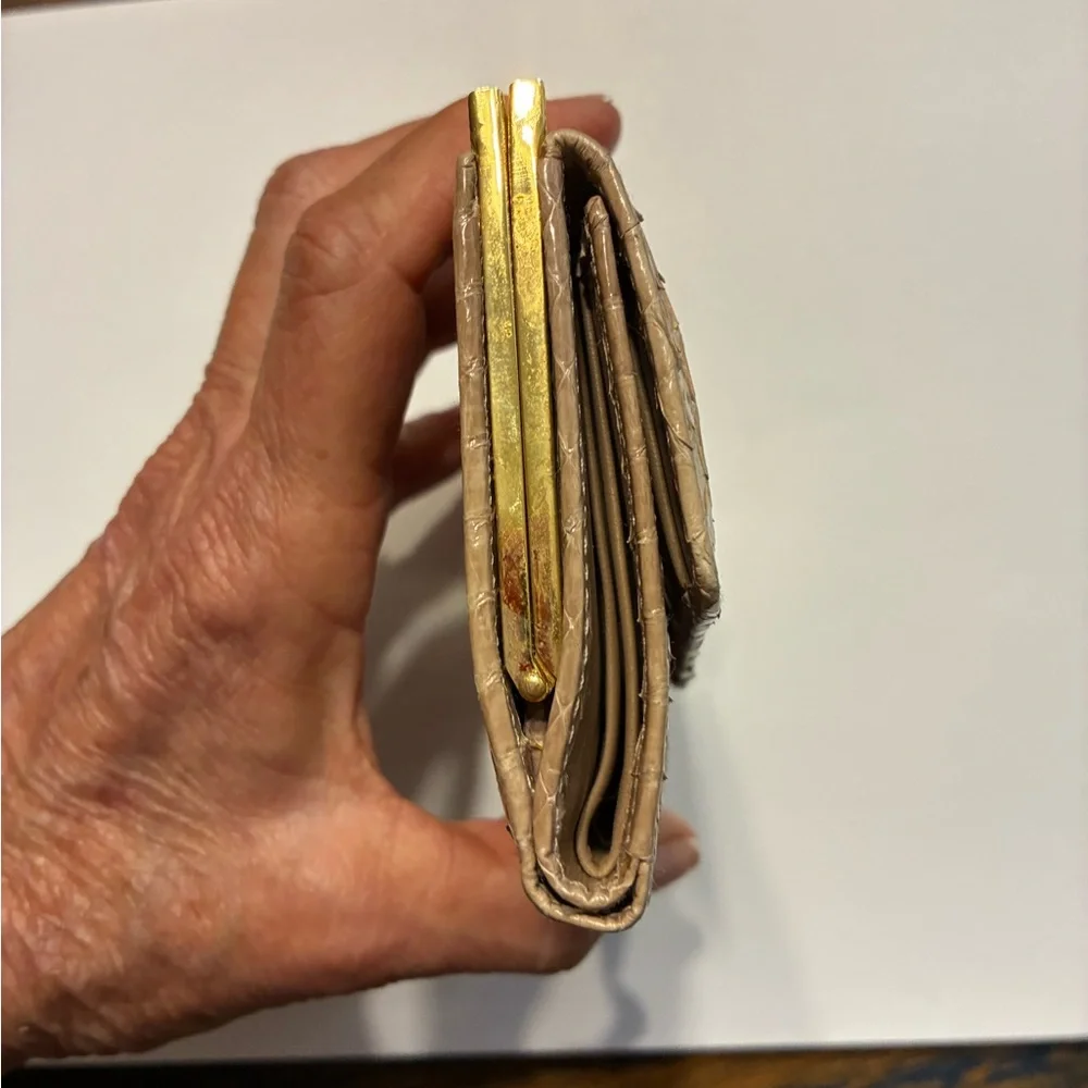 Judith Leiber Snakeskin French Wallet |Vintage 1970s Tan & Gold Leather - Picture 11 of 16